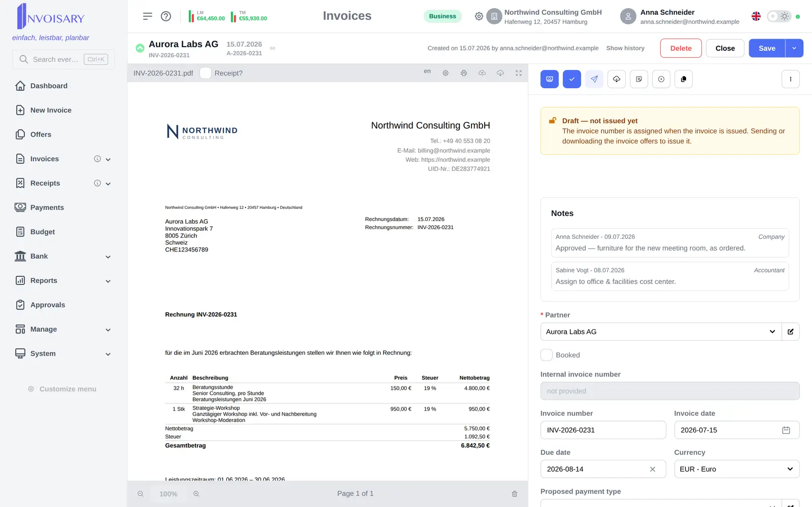 Ausgangsrechnung in Invoisary: gerendertes Rechnungs-PDF links, Formular mit Kunde, Nummer und Beträgen rechts.